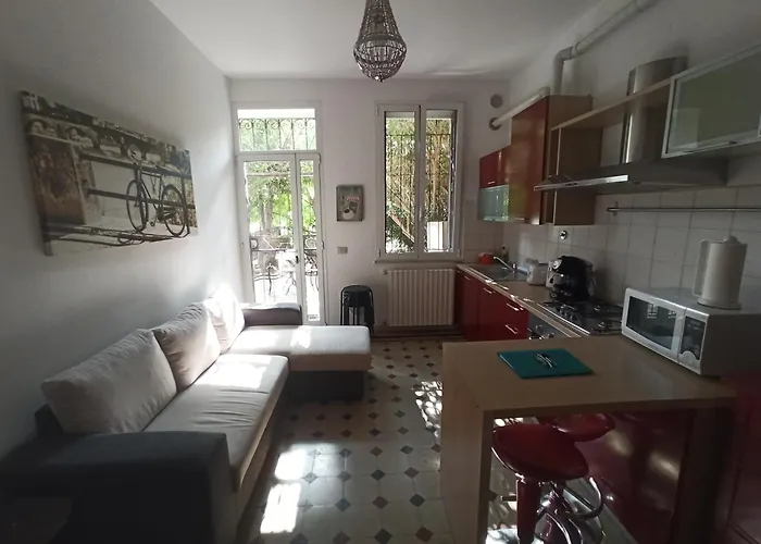 With Lovely Garden Apartment *