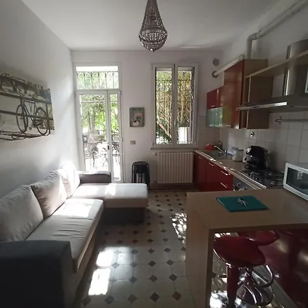 With Lovely Garden Appartement *